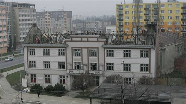 Dlníci rozebírají stechu chránného domu v Perov