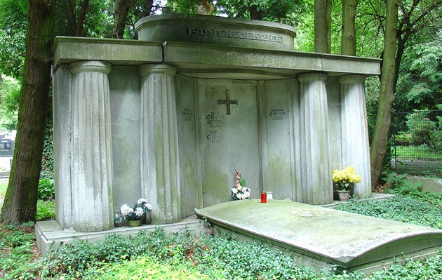 Hrobka bruntálského starosty Wenzela Franze Olbricha ve stavu ped rekonstrukcí.