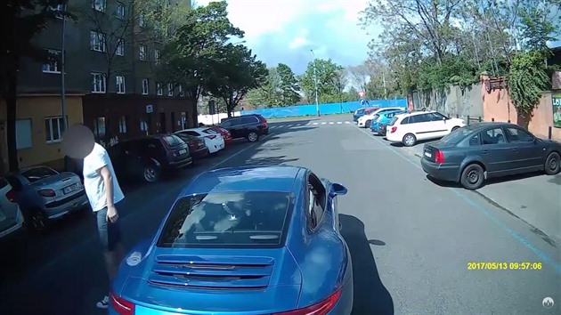 Řidič modrého automobilu Porsche nakonec v ulici U Průhonu před hasičskou...