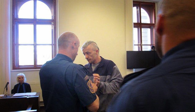Obalovaný Zdenk Treml u okresního soudu v Plzni.