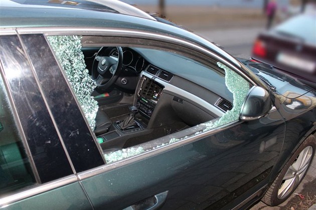 Policie v Praze řeší ročně tisíce vykradených aut, zlodějům stačí deset sekund