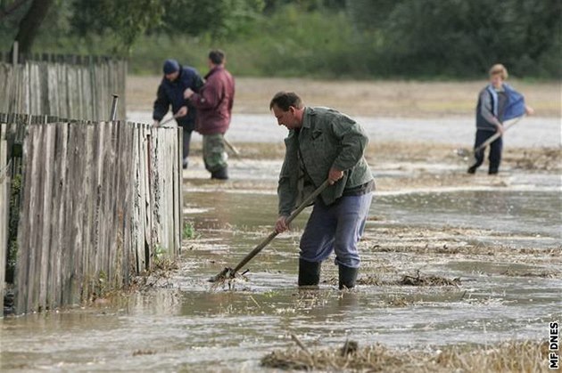 Následky rozvodnné Opavy ve vávrovické místní ásti Drkovicích v roce 2007.