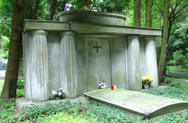 Hrobka bruntálského starosty Wenzela Franze Olbricha ve stavu ped rekonstrukcí.