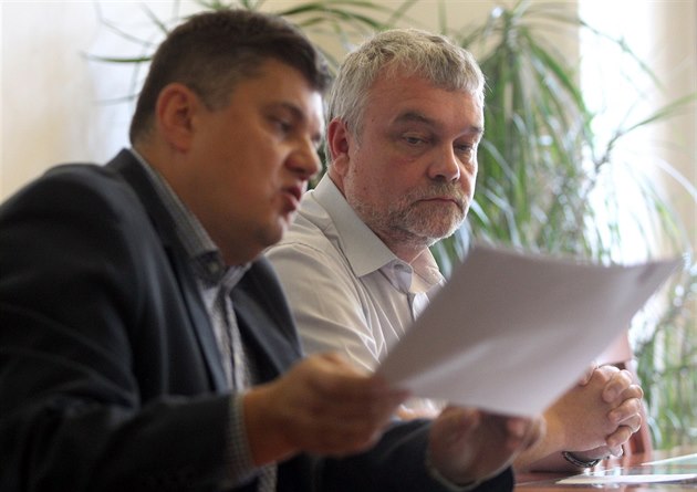 Námstka primátora Jihlavy Jaromíra Kalinu (vpravo) zpráva o zruení trestního...