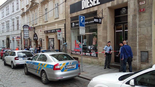 Neznámý pachatel pepadl obchod s odvy ve Zbrojnické ulici v Plzni. (15....