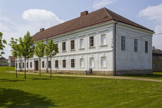 Historie zámku v Uhicích sahá a do 14. století.