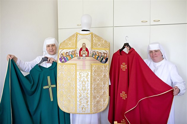 Fotogalerie: Na jihu Čech šijí řeholní sestry oděvy pro kněze. Jejich  výšivky znají i v Římě.