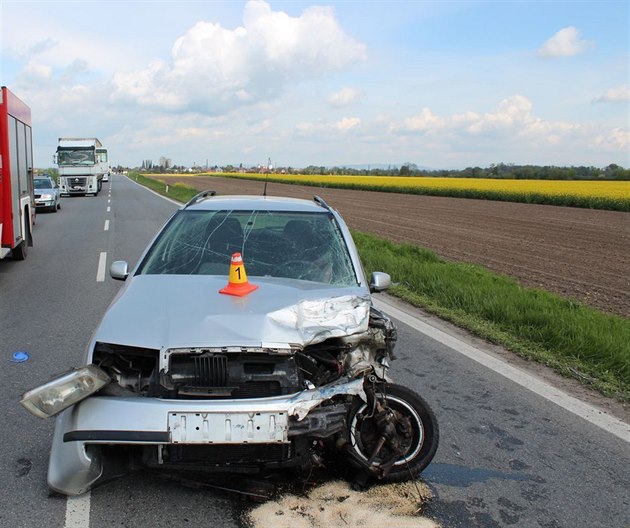 Pi váné nehod se na Olomoucku srazila dv osobní auta poté, co mladý idi...