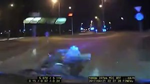 Smí policie takto zastavit prchajícího motorkáře?