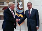 americký prezident Donald Trump pi schzce s ruským ministrem zahranií...