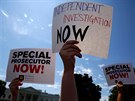 Ameriané protestují ped Bílým domem proti vyhození éfa FBI Jamese Comeyho....
