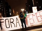 Brazilci demonstrují za sesazení prezidenta Michela Temera s plakáty Temer...