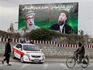Billboard s tváí Gulbuddína Hekmatjára v Kábulu (2. kvtna 2017)