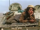 Afghánský bojovník nedaleko Kábulu. Archivní snímek z roku 1992.