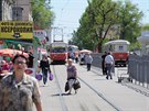 Kadodenní ruch v donckých ulicích (8. kvtna 2017)