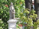 V Tolstho ulici v Jihlav instalovali stavitel hotelu novou sochu svat Anny....