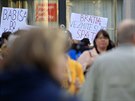 Lidé v Brn protestují proti Andreji Babiovi a Miloi Zemanovi (10.5.2017).