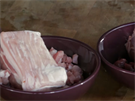 Pohlreich na klobásky použije maso z bůčku, plecka a kousku hovězího.