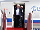 Prezident Milo Zeman vystupuje z letadla po píletu do Pekingu (12.5.2017)