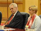 Prezident R Milo Zeman (druhý zleva) pi jednání eské a ínské delegace v...