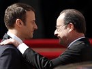 Odcházející francouzský prezident Francois Hollande (vpravo) se louí se svým...