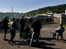 Novinái ekají ped vznicí v Rýnovicích v Jablonci nad Nisou (18.5.2017)