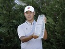Si Woo Kim s trofejí pro vítze Players Championship na Florid.