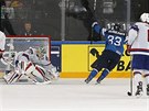 Fin Markus Hännikäinen dává vítzný gól v zápase s Norskem.