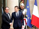 Hollande vítá Macrona v Elysejském paláci (14. kvtna 2017)