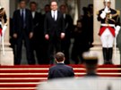 Macron pijídí do Elysejského paláce (14. kvtna 2017)