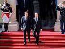 Macron vyprovází Hollandea z Elysejského paláce (14. kvtna 2017)