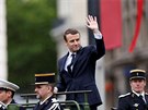 Emmanuel Macron pi píjezdu k Vítznému oblouku pes Champs-Élysées (14....