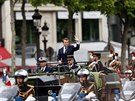 Emmanuel Macron pi píjezdu k Vítznému oblouku pes Champs-Élysées (14....
