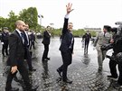 Emmanuel Macron pi píchodu k Vítznému oblouku pes Champs-Élysées (14....