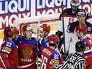 Hokejisté Ruska oslavují gól vstelený Slovákm.