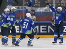 Slovintí hokejisté se radují ze vsteleného gólu. Trefil se David Rodman.