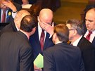 Premiér Bohuslav Sobotka pi hovoru s poslanci SSD bhem mimoádné schze...