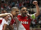 Fotbalisté Monaka oslavují vstřelený gól v utkání proti Saint-Étienne, ve...