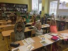 Žáci ze Základní školy Písnická v Praze 12 se svými jahůdkami.
