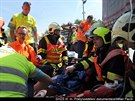 Hasii a záchranái zasahují u nehody motorkáky v Kutnohorské ulici.