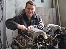 Štěpán Marek leští motory a vytváří z nich designové stoly pro automobilové...