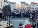 Zhruba 300 lidí se selo v eských Budjovicích na demonstraci proti prezidentu...