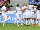 Mladoboleslavtí fotbalisté se radují z gólu v ligovém utkání v Plzni....