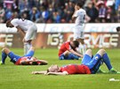 ZKLAMANÍ JSOU VICHNI Plzetí fotbalisté leí na trávníku poté, co proti...