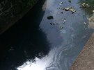 Zneitn voda vytkajc do eky Svitavy.