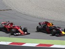 Sebastian Vettel (vlevo) s ulomeným levým pedním kolem po sráce s Maxem...