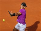 panlský tenista Rafael Nadal returnuje bhem finálového zápasu Madrid Open...