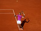 Rafael Nadal podává bhem finálového zápasu Madrid Open.