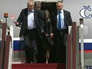 Prezidenta pi vystupování z letadla zachránilo zábradlí a bodyguard