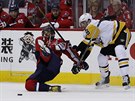 Brian Dumoulin z Pittsburghu posílá k ledu Alexandra Ovekina z Washingtonu.